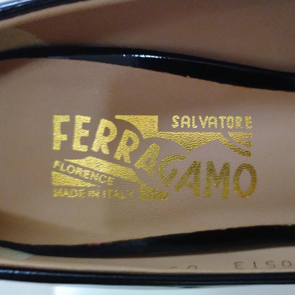Ferragamo Clara 70 Black Patent Vara Bow Heels, like new - 9C fit like US 8M - Picture 14 of 15